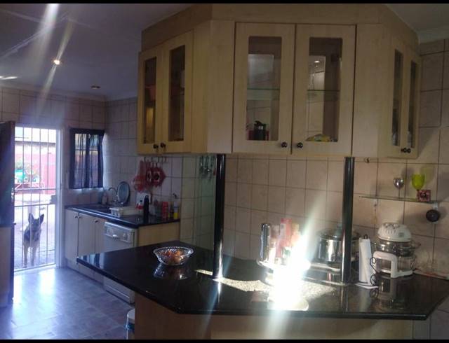 5 BEDROOM HOUSE FOR SALE IN ROOIHUISKRAAL NORTH